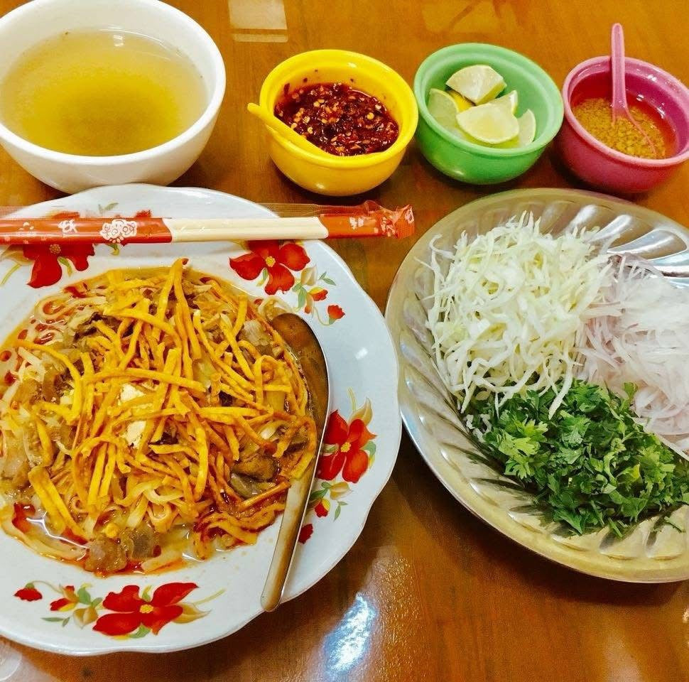 OSK အိုဆာကာ ရွှေတောင်ခေါက်ဆွဲ