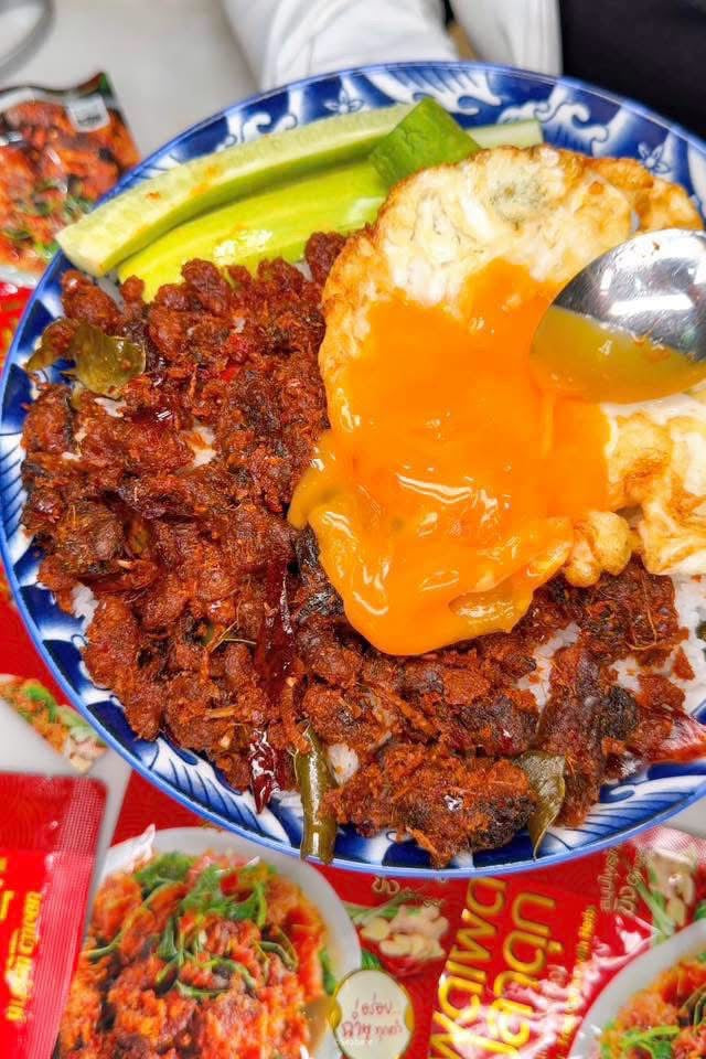 Spicy Stir-Fried Catfish ( ငါးခူးကြော်နှပ် ) 85g
