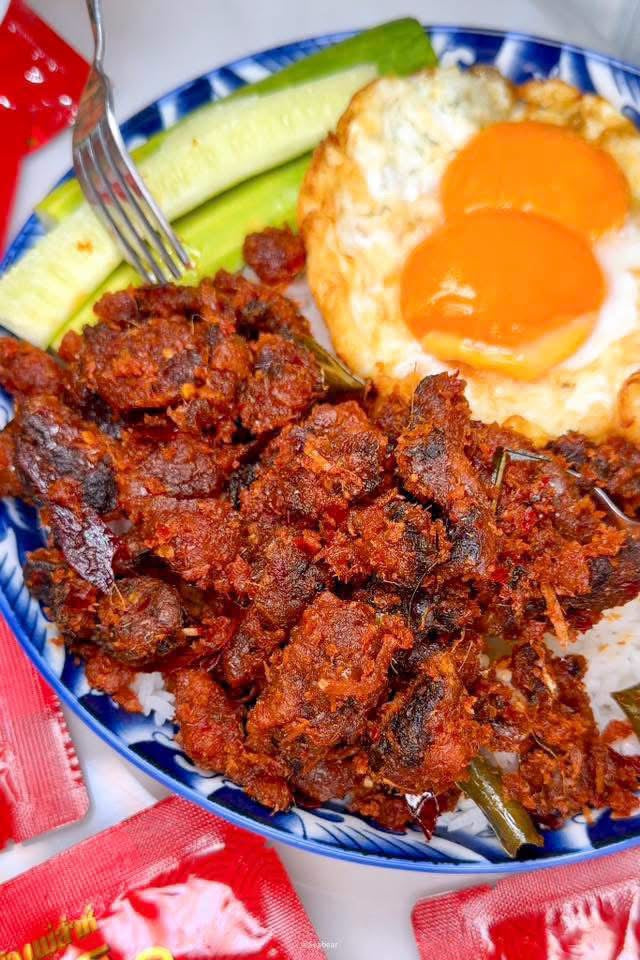 Spicy Stir-Fried Catfish ( ငါးခူးကြော်နှပ် ) 85g
